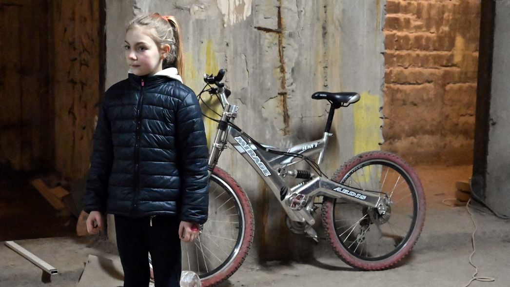Fotky: Tohle si myslí děti v Charkově. Žijí už dva měsíce v podzemní garáži